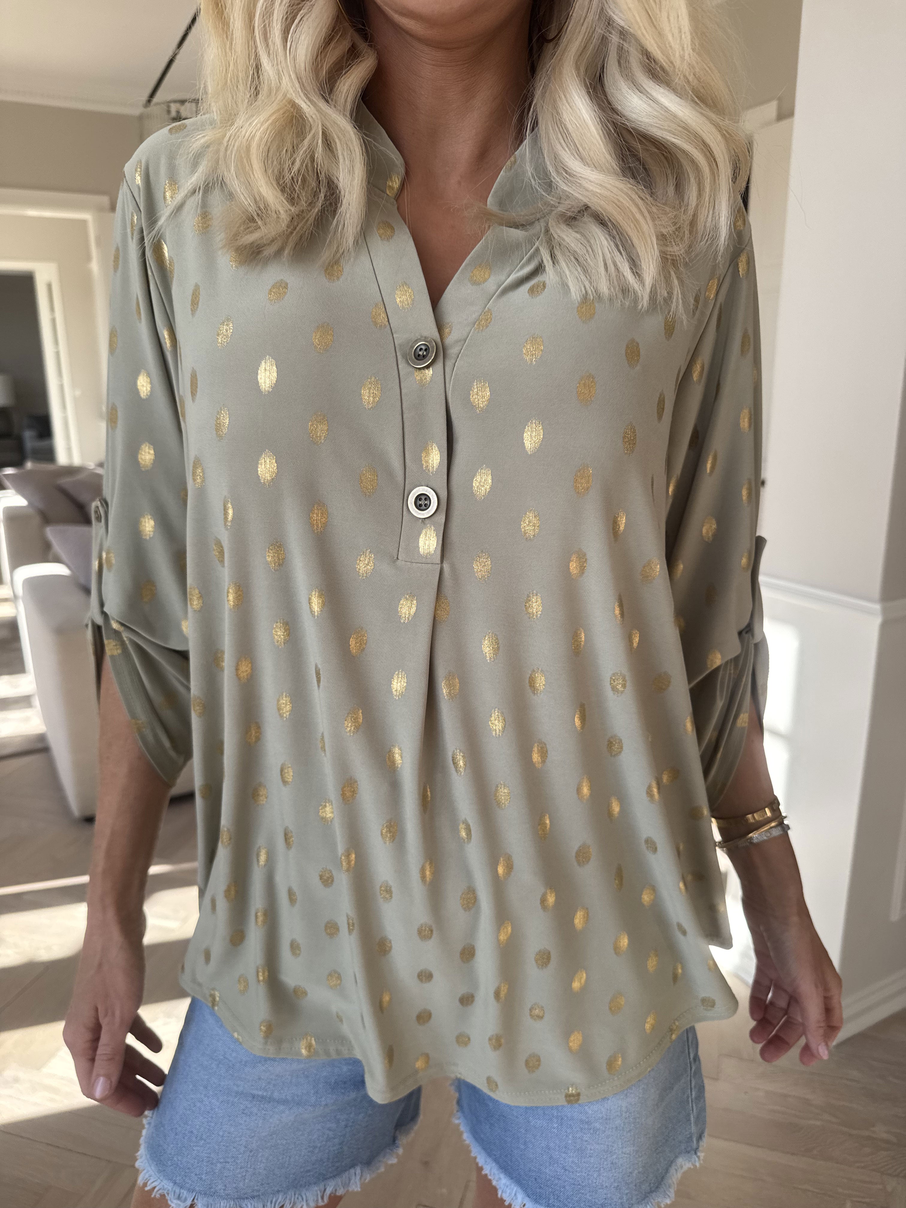 Ebba Gold Shirt - Elastisk blus med guld prickar